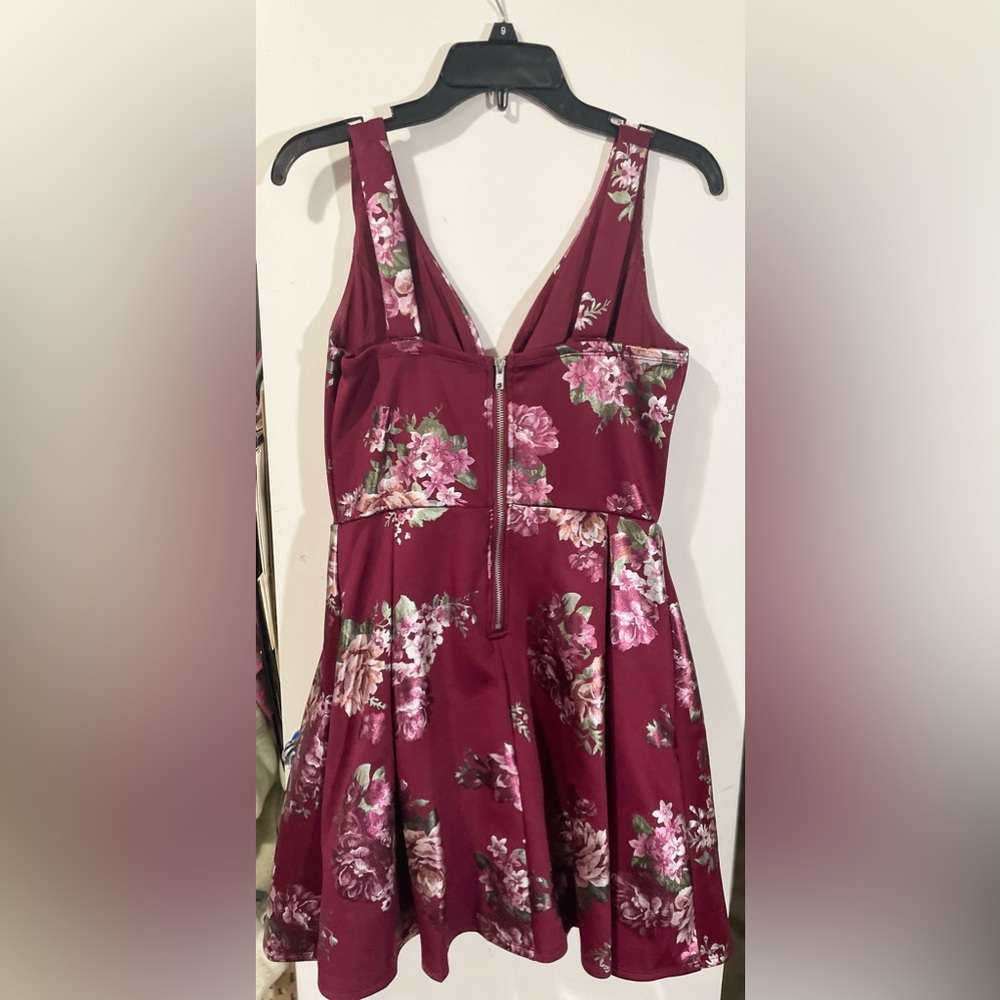 Juniors dress. About one inch wide straps, deep V neck line, and Aline shape. - Picture 2 of 2